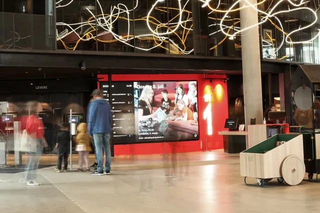 Digitalt skilt inne på kjøpesenter