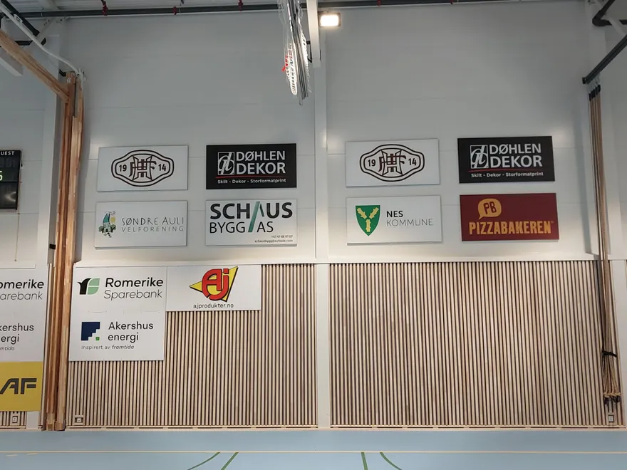 Sponsorskilter idrettshall