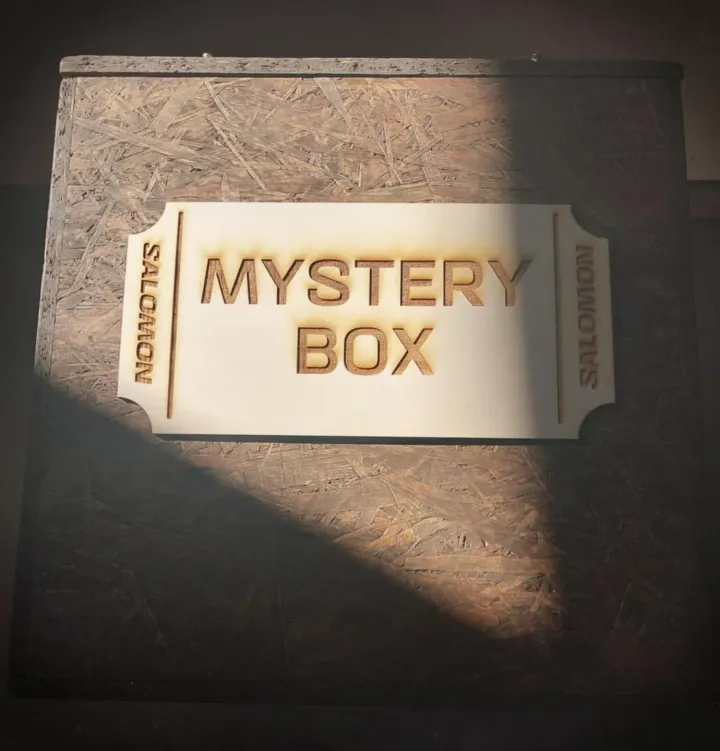 Mystery boks i OSB med laserskåret logo og lodder i 3mm kryssfiner
