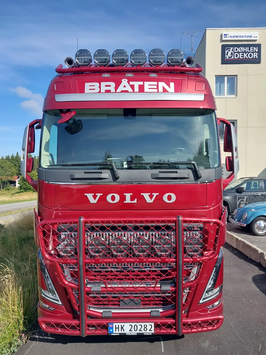 Rød Volvo-lastebil fra Bråten Maskin foran Døhlen Dekor på Sørumsand