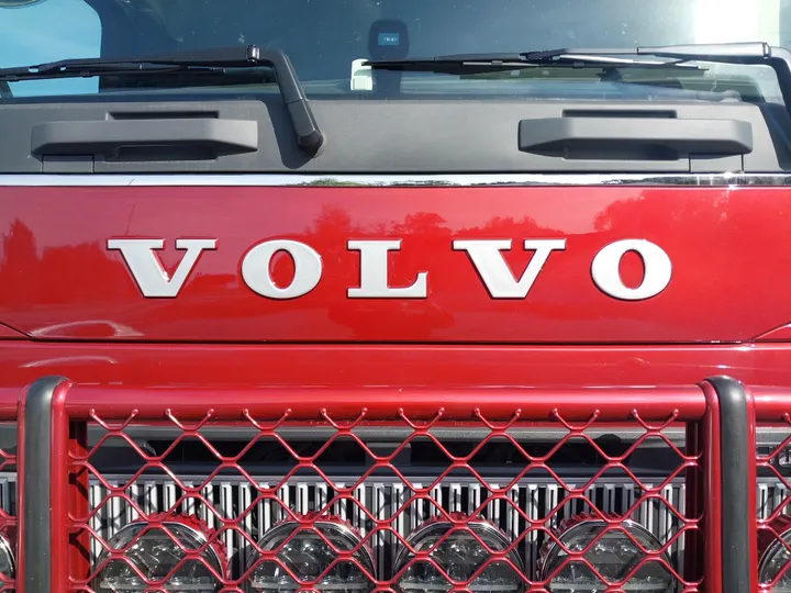 Volvo-logo i front med sølvdekal på opphøyde bokstaver