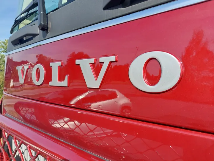 Skrått nærbilde av sølvdekal på Volvo-bokstavene