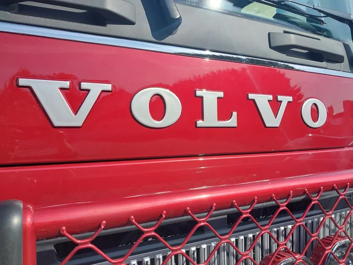 Volvo-front med grill og sølvdekal på logoen