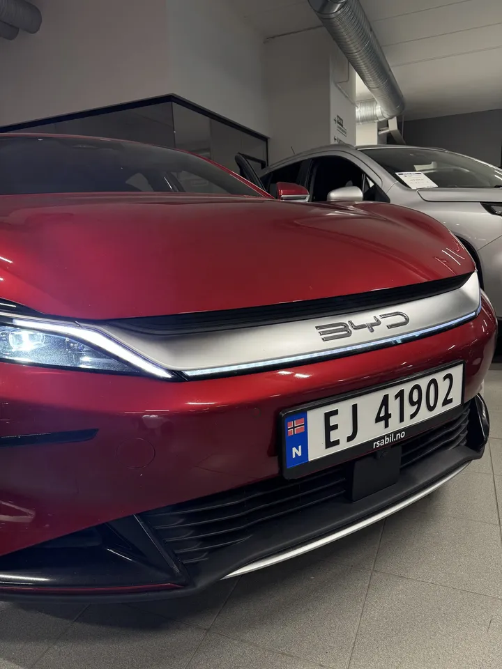 Før – BYD Han med kromlist og krom i fronten