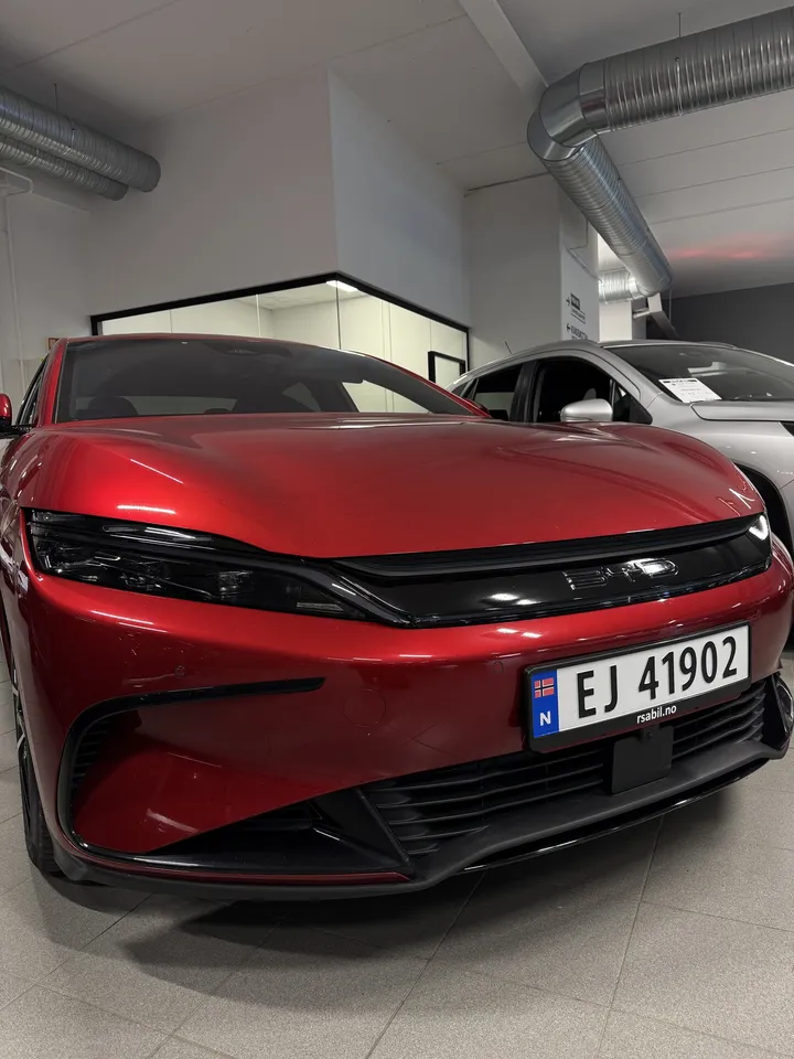 Etter – fronten på BYD Han med kromdetaljene foliert i blank sort