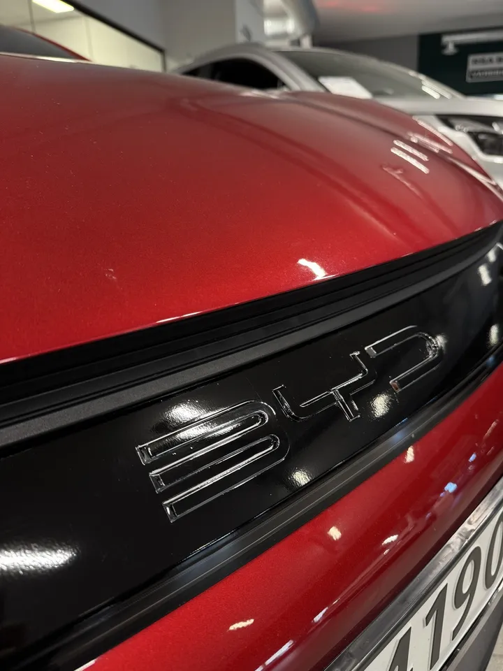 Detalj av fronten på BYD Han etter chrome delete i blank sort
