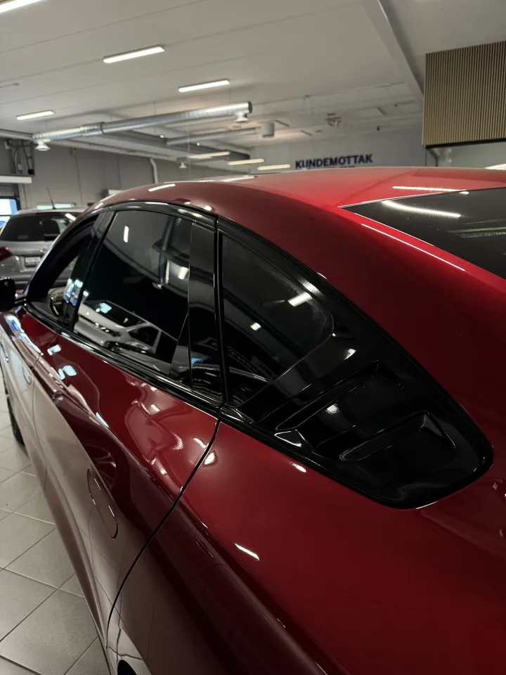 Vinduslister bak på BYD Han foliert i blank sort