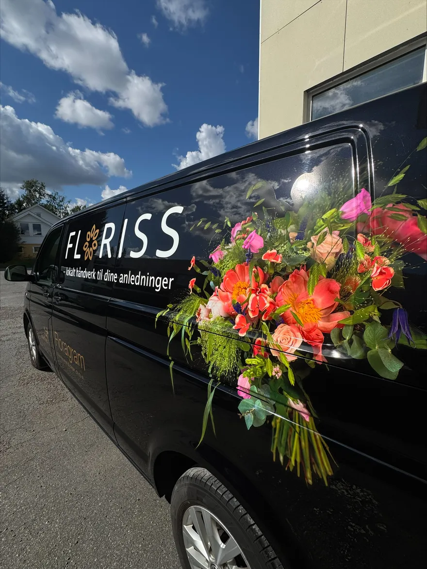 VW Transporter med Floriss-logo og printet blomsterbukett