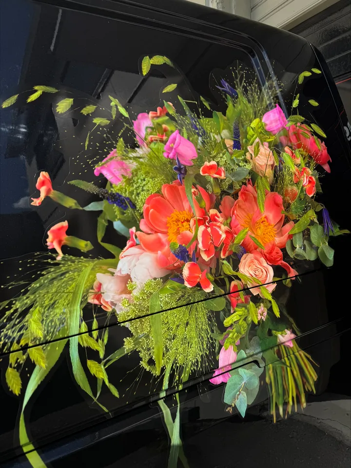 Detalj av printet blomsterdekor på sort lakk