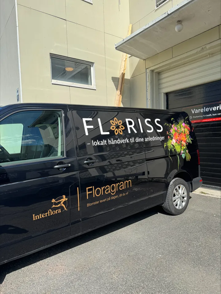 Floriss-bilen fra siden med Floragram- og Interflora-profilering