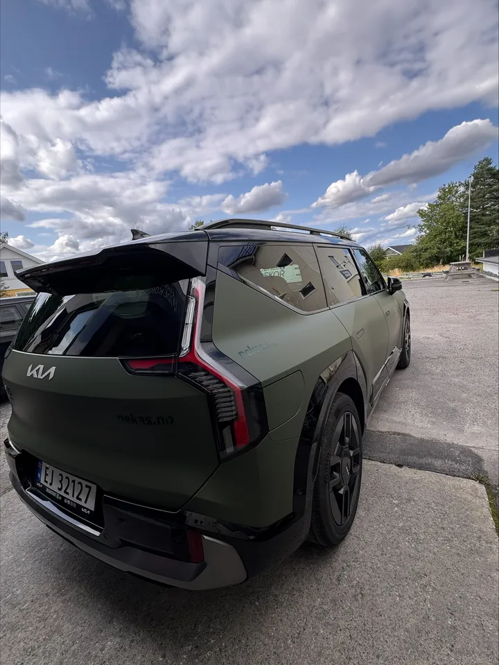 Kia EV9 sett bakfra i 3M Matte Military Green