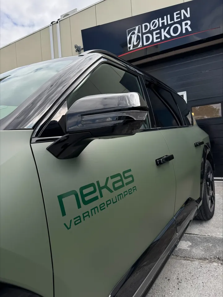 Nekas varmepumper-logo på siden av den grønne Kia EV9