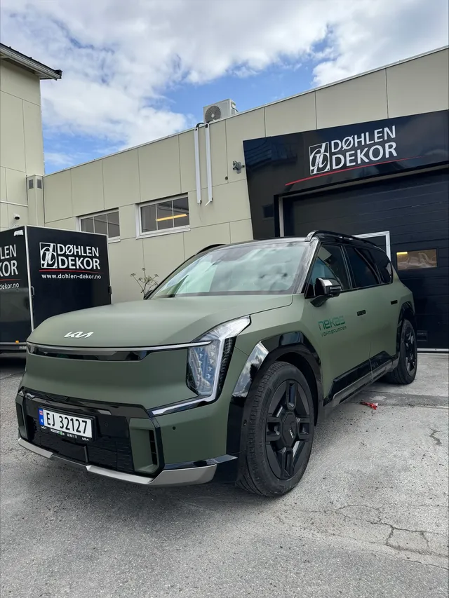 Kia EV9 helfoliert i matt militærgrønn foran Døhlen Dekor på Sørumsand