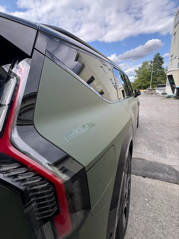 Detalj av baklykt og matt grønn folie på Kia EV9