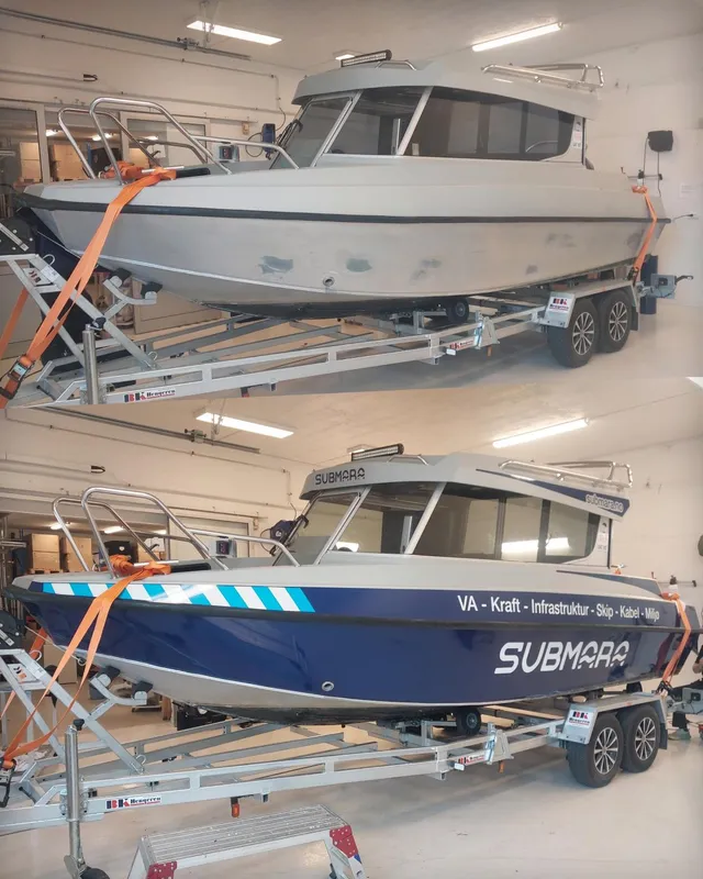 Før og etter – Submara-båten i ren aluminium øverst og foliert i metallic blå med logo og refleksstriper nederst