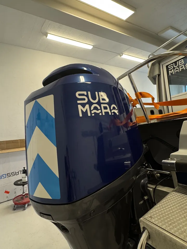 Påhengsmotor foliert i blå metallic med Submara-logo og printede refleksstriper